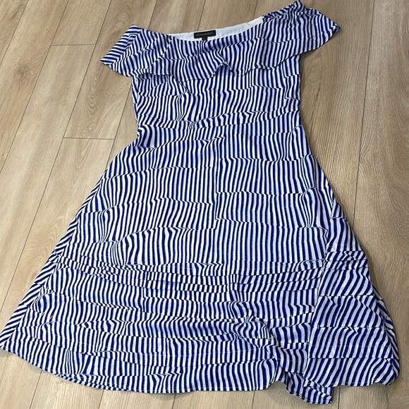 Off the shoulder, striped blue and white, Banana Republic, size 8 - Picture 1 of 3